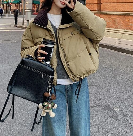 Короткий женский пуховик с воротником-стойкой и цветными блоками - Фотография_6