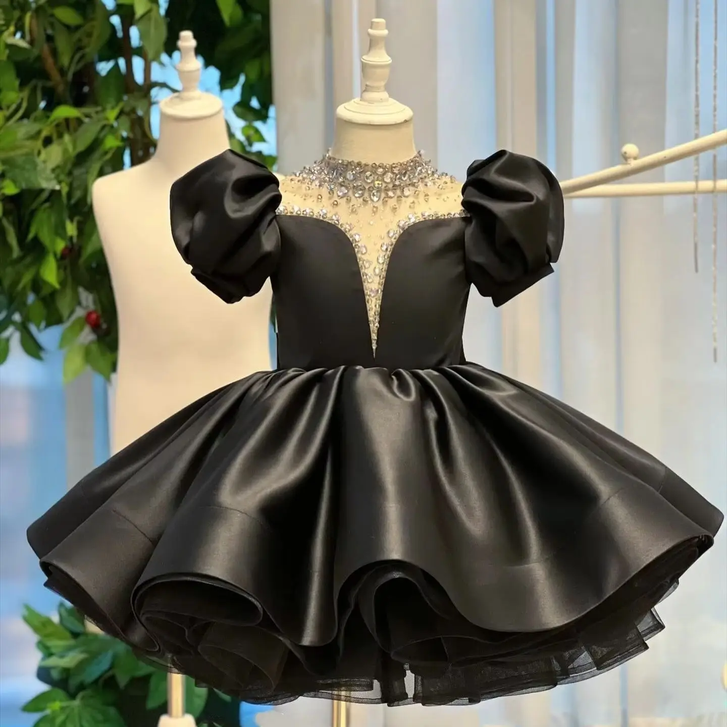 Черное платье с цветочным узором