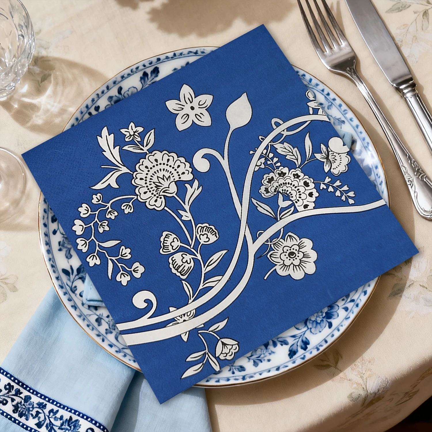 Синий фон, белые цветочные лозы - Фотография_6