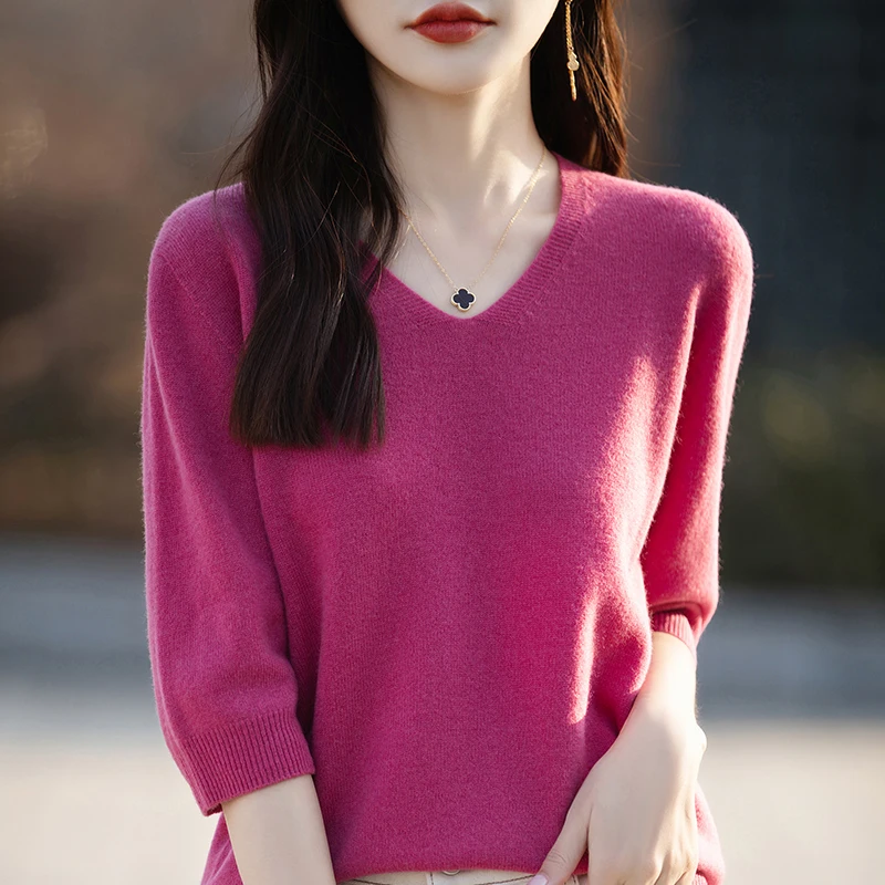 Женский трикотажный свитер с v-образным вырезом - Фотография_3