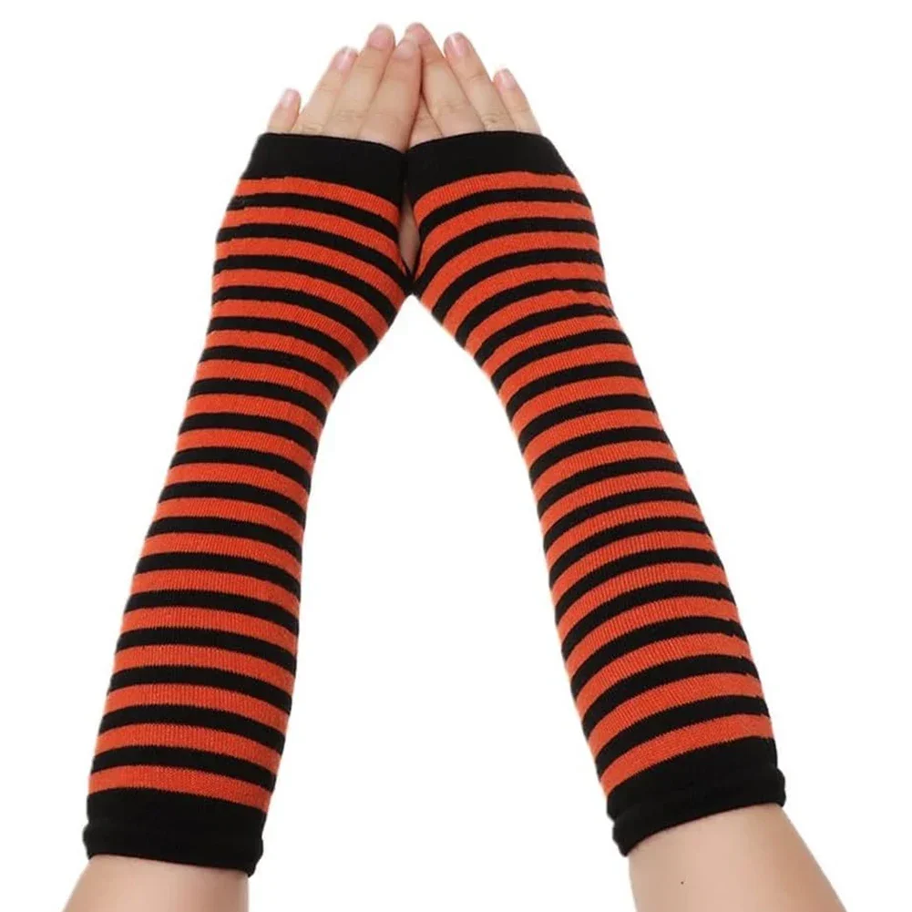 Полосатые зимние длинные перчатки - Фотография_2