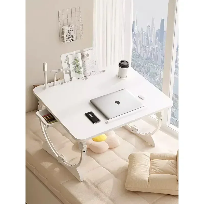 Небольшой стол на кровать