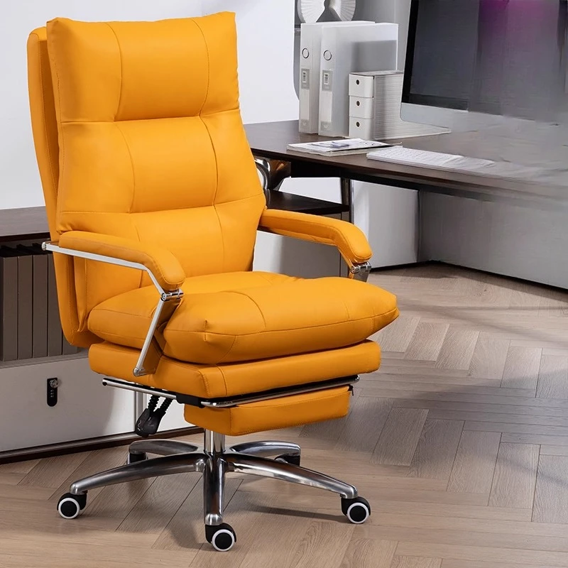 Милый офисный стул на коленях - Фотография_3