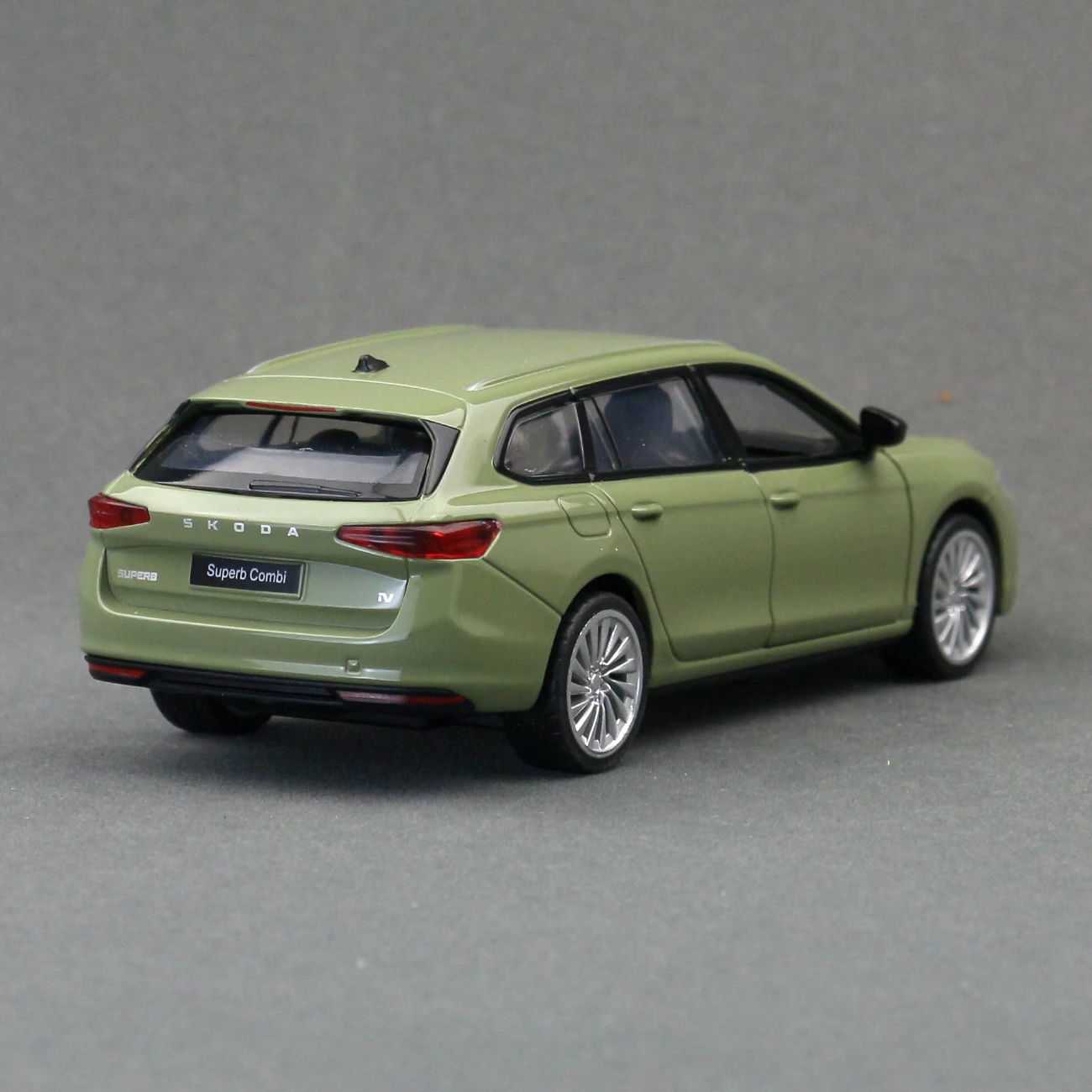 Skoda superb combi sedan игрушечная - Фотография_5