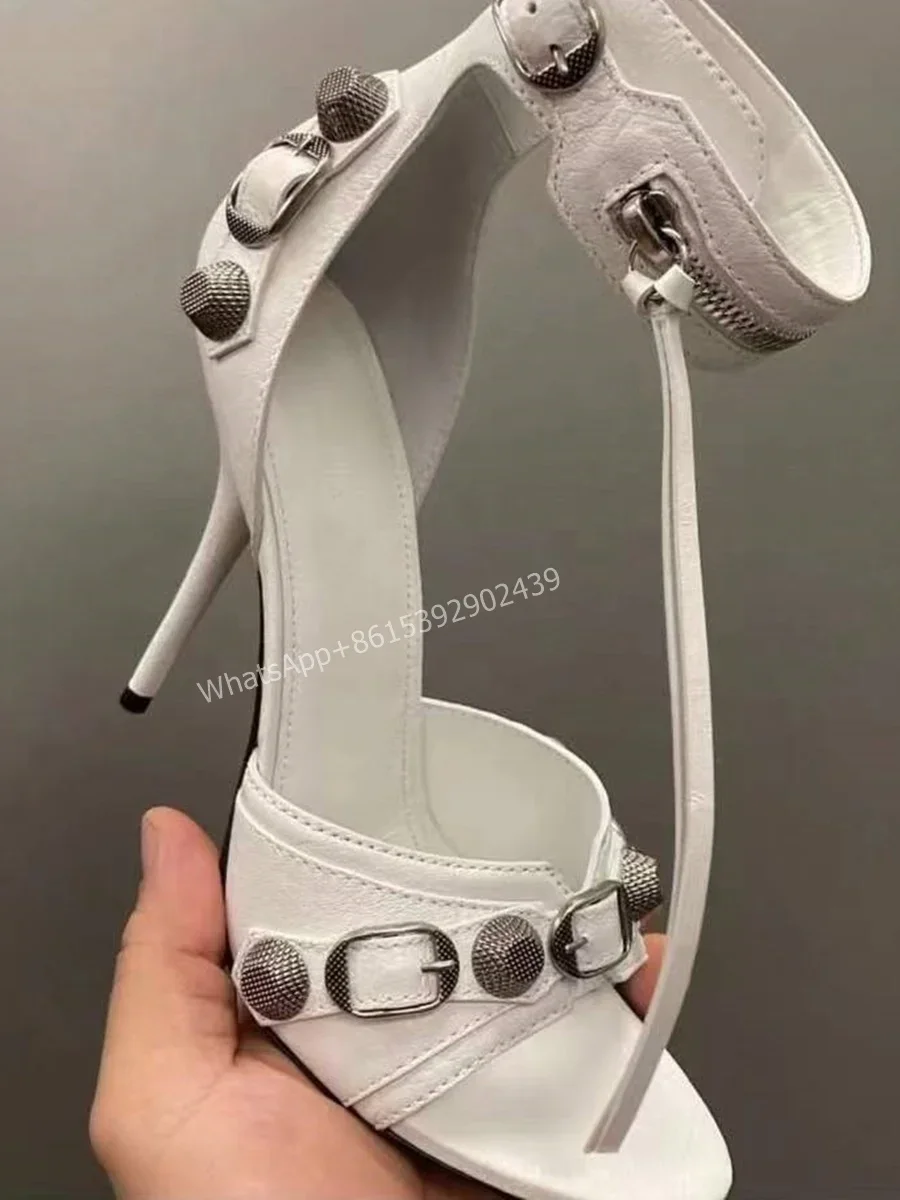 Спортивные сандалии на шпильке с заклепками и пряжкой - Фотография_6