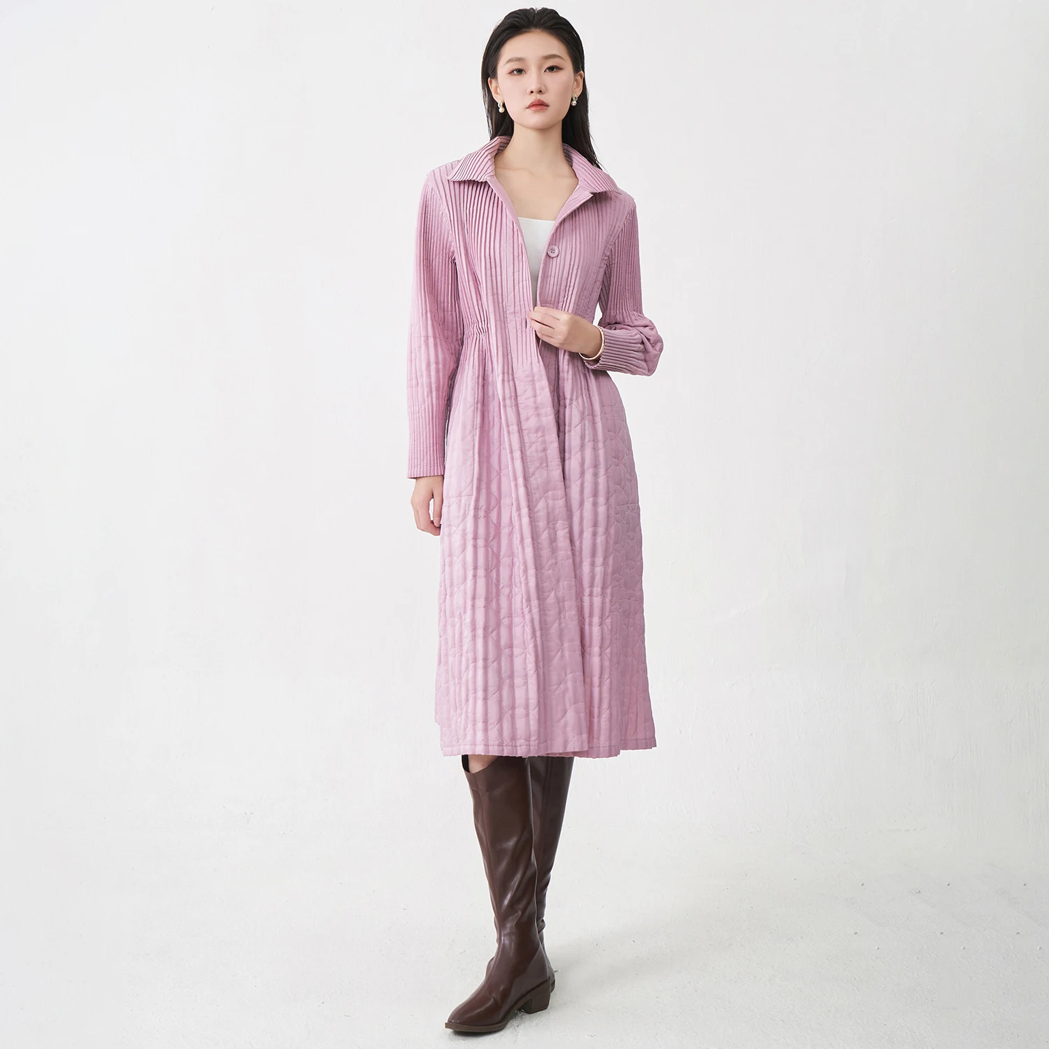 Miyake плиссированное хлопковое пальто 2025 - Фотография_2