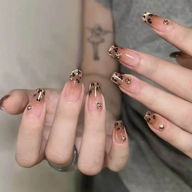 Розовые кошачьи глаза