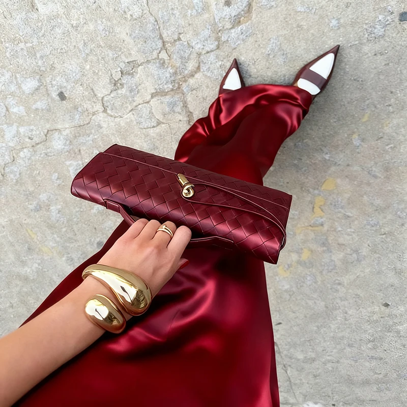 Женское элегантное атласное платье с открытой спиной - Фотография_6