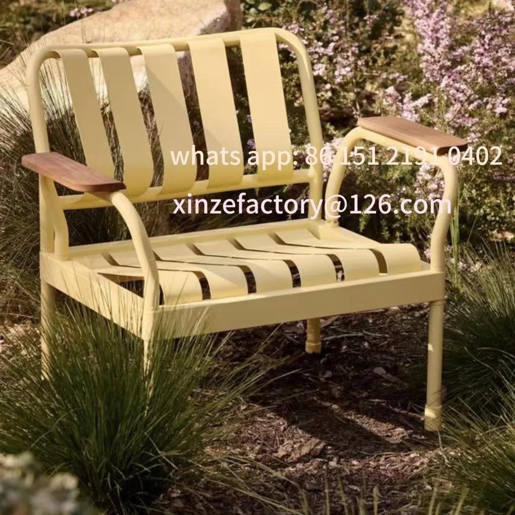 Настраиваемые металлические столы и стулья во дворе - Фотография_5