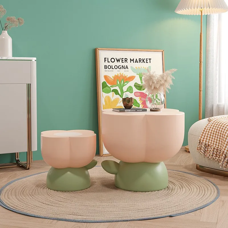 Чайный столик с цветами тюльпанов