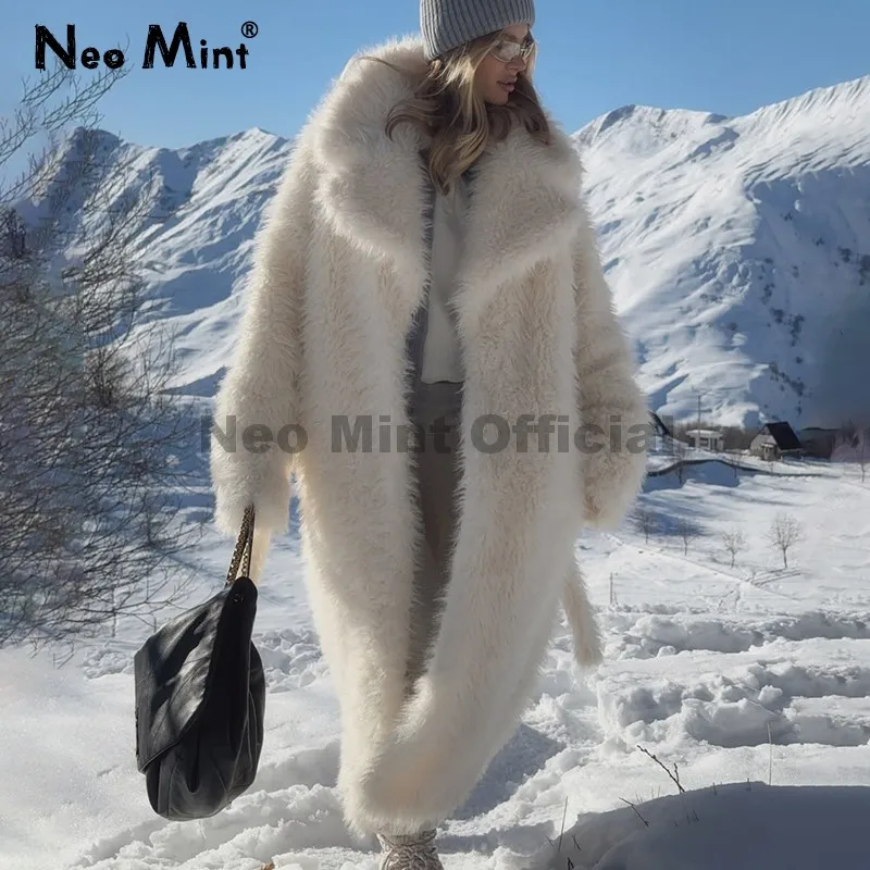 Зимняя брендовая модная русская девушка в стиле с поясом