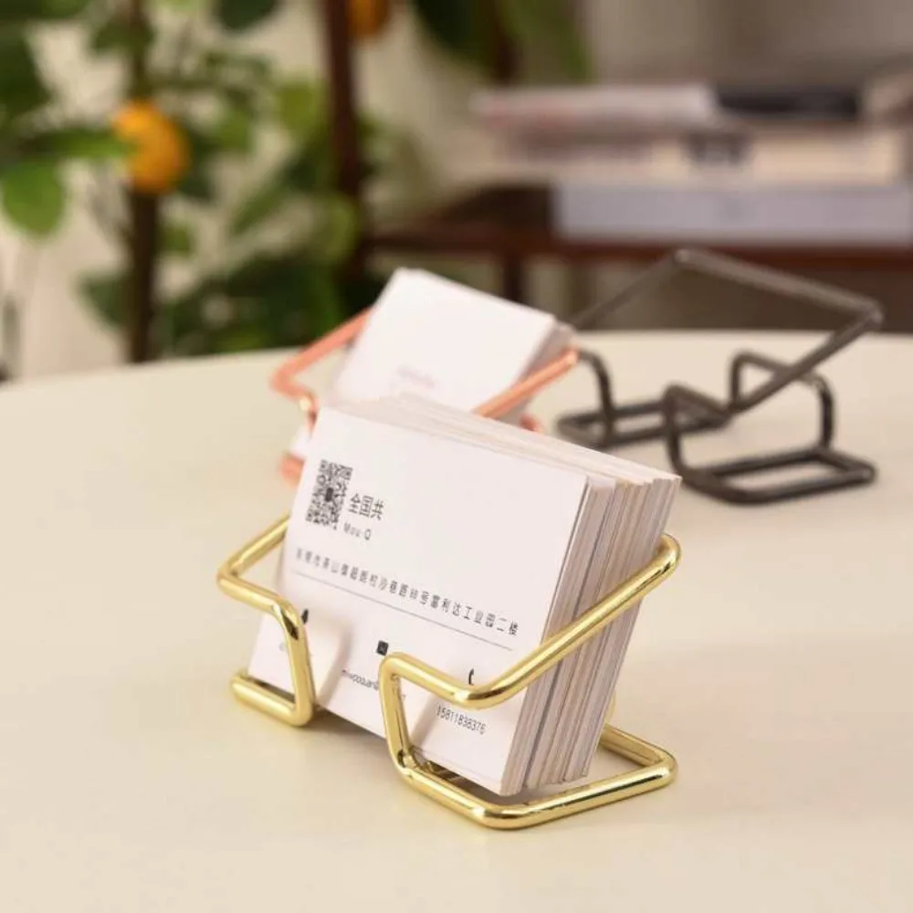 Золотистый металлический держатель для визиток