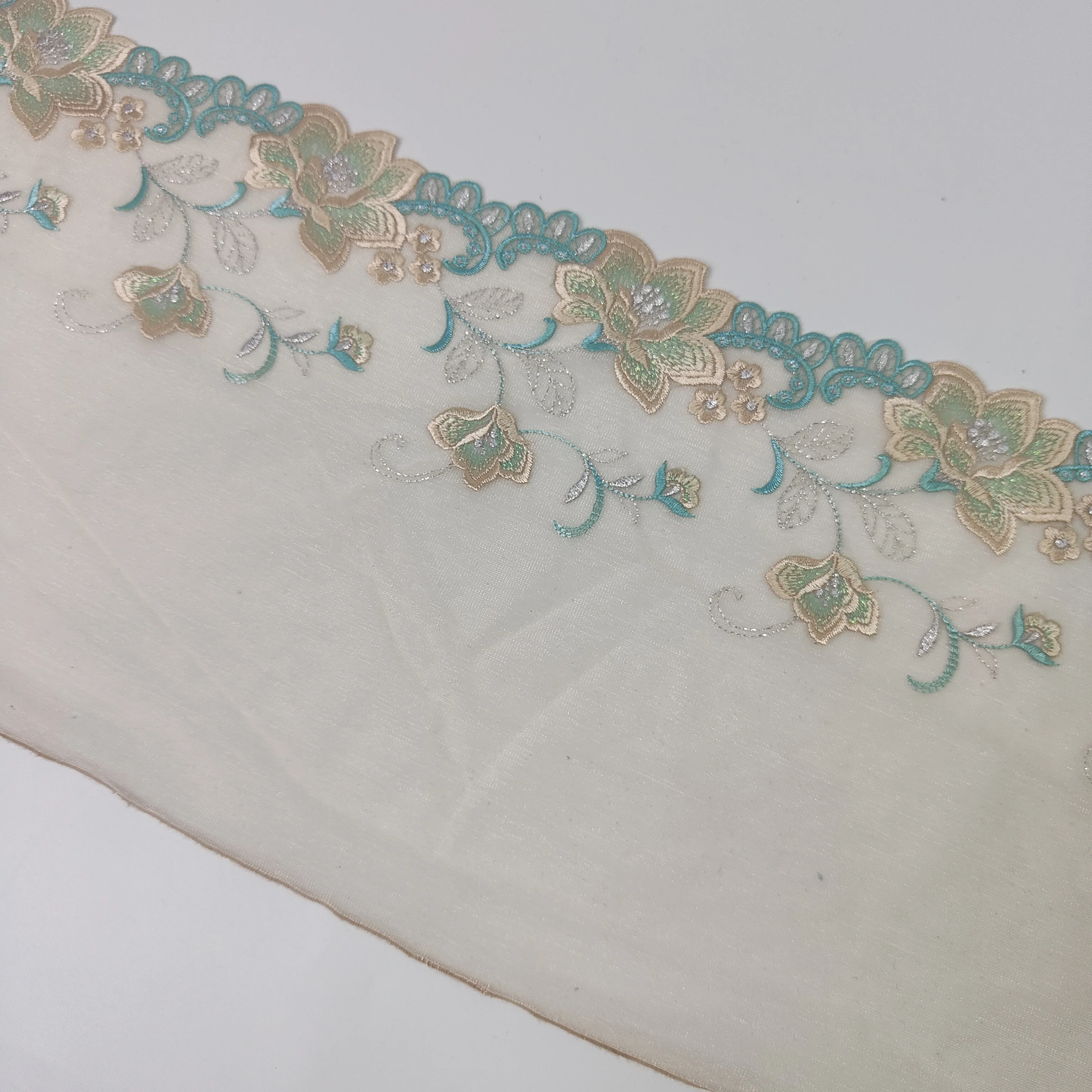 Сетка с вышивкой цвета шампанского