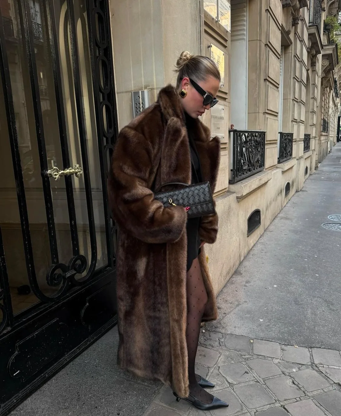 Темно-коричневое длинное пальто из искусственного меха - Фотография_2