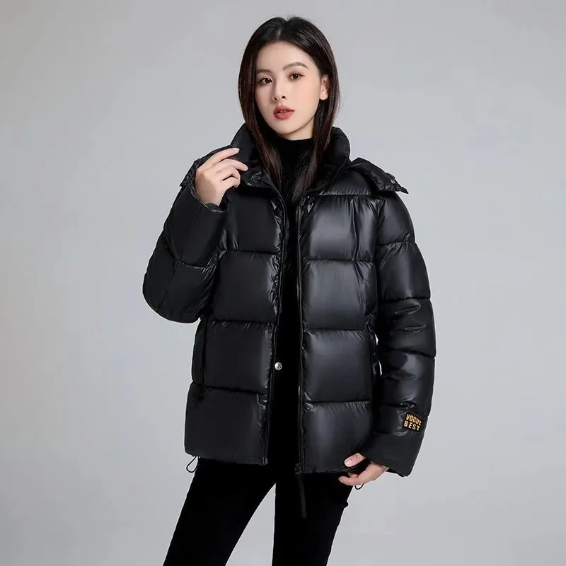 Черная короткая толстая хлопковая куртка с капюшоном для женщин - Фотография_5