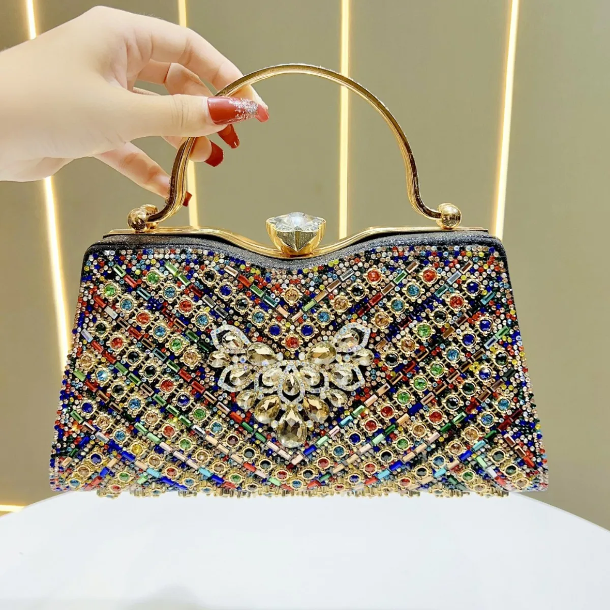 Нежная красочная вечерняя сумка с бриллиантами