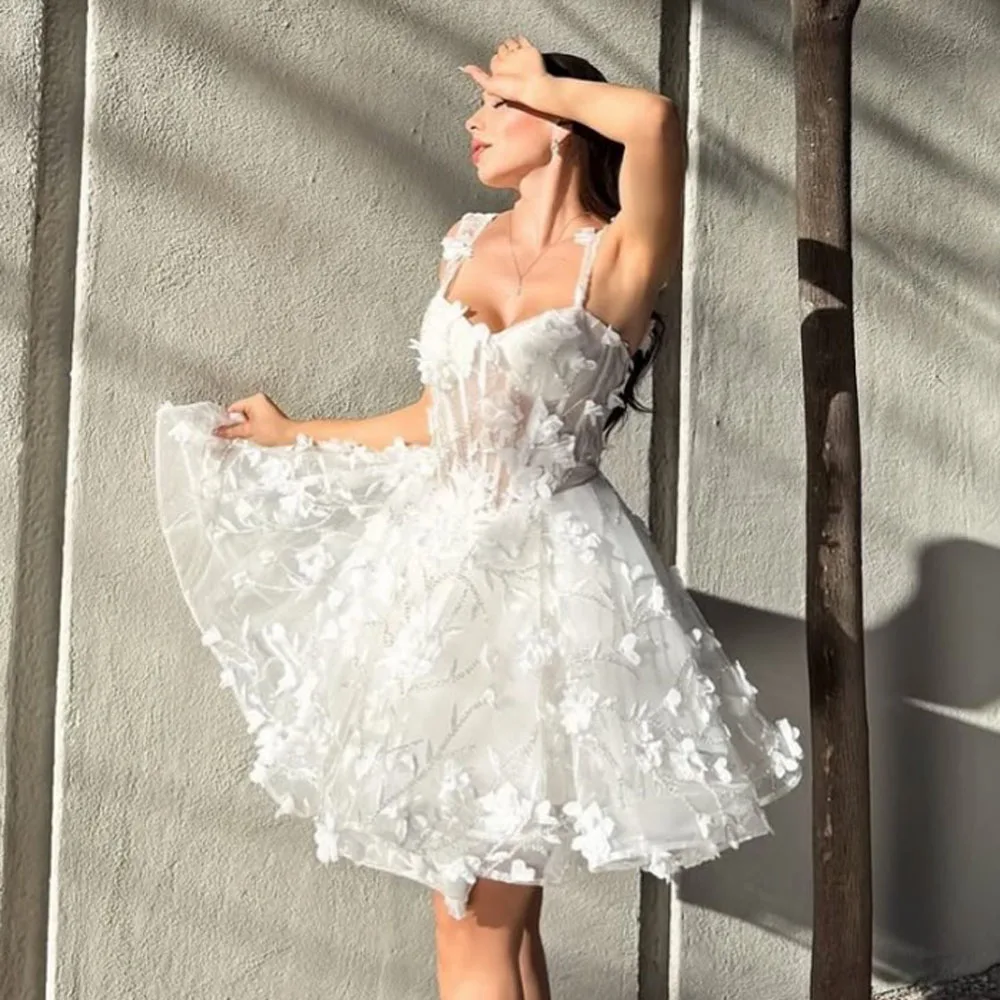 Изысканное белое платье с цветочной