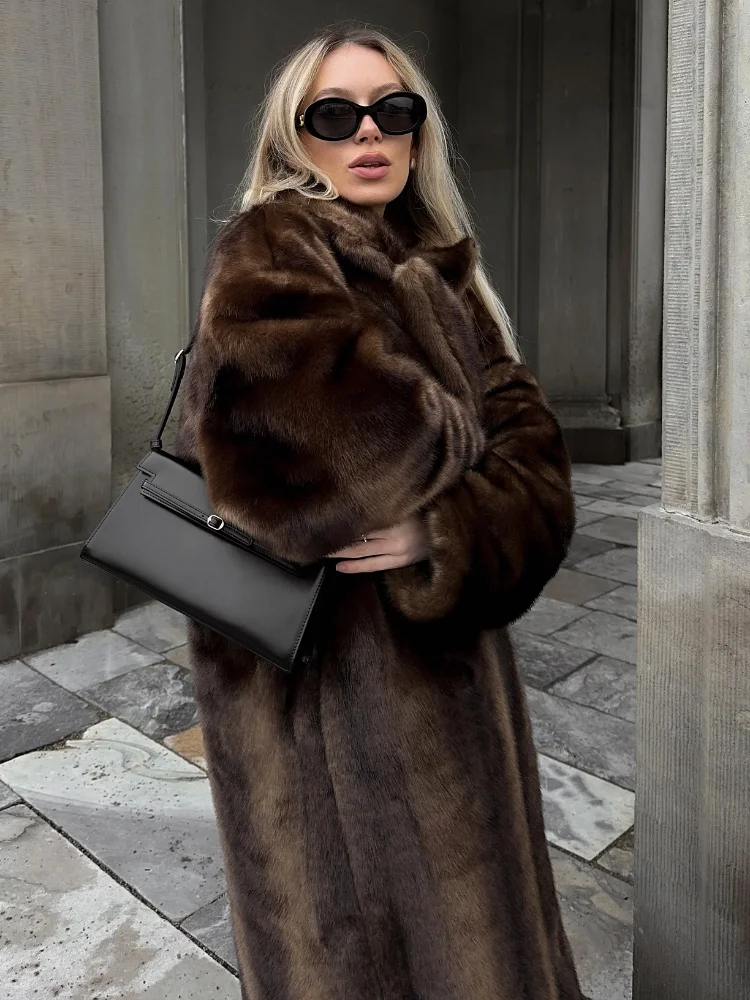 Темно-коричневое длинное пальто из искусственного меха