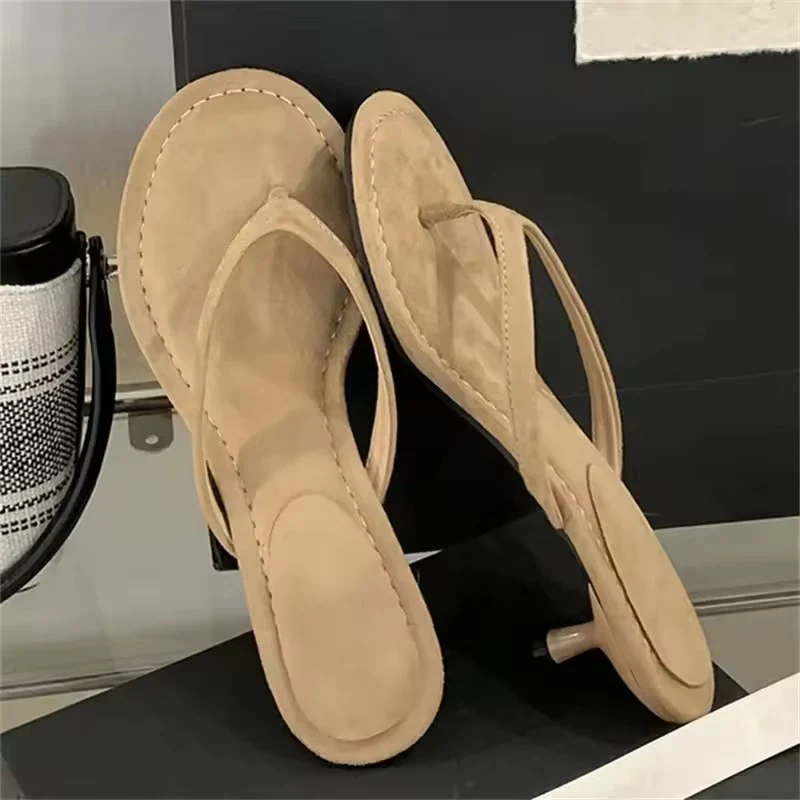 Модные тапочки на тонком низком каблуке