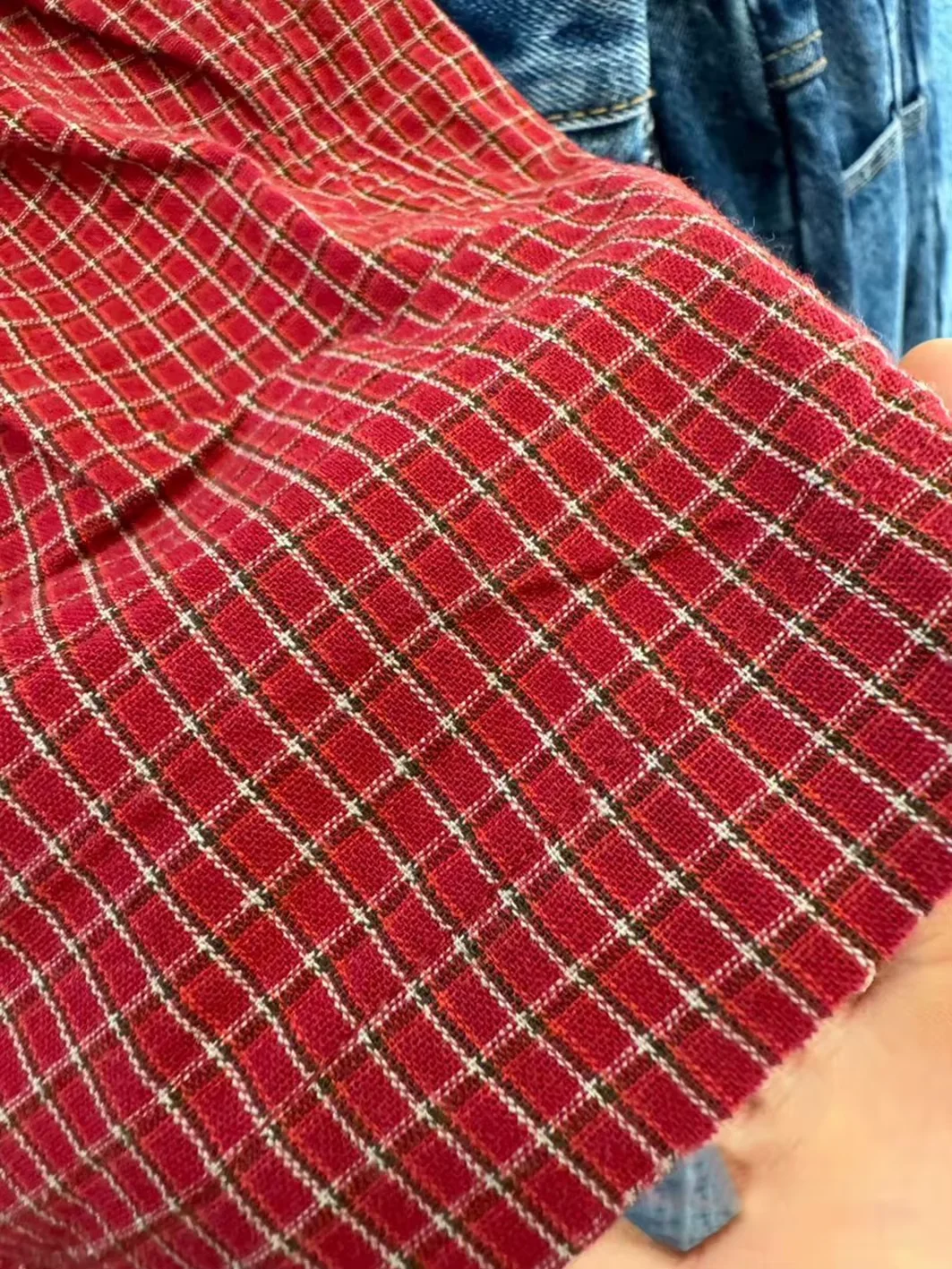 Красная клетчатая футболка и шорты - Фотография_6