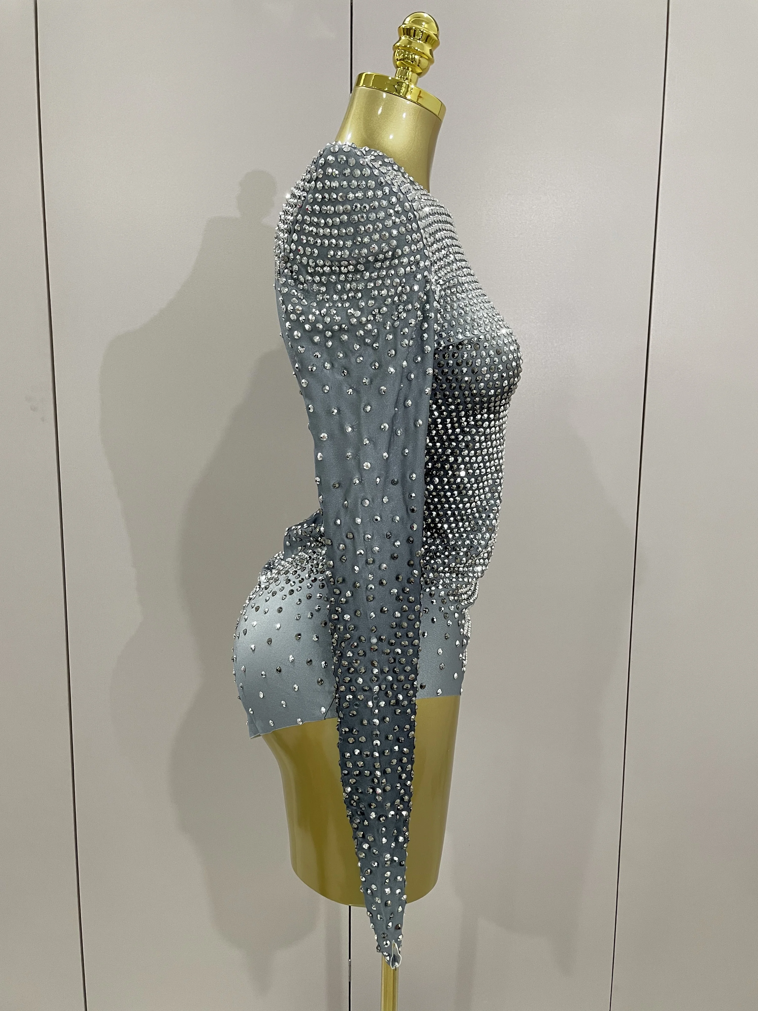 Блестящие серебряные стразы с длинными рукавами - Фотография_4