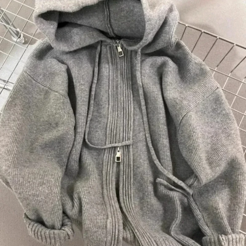 Серый свитер с капюшоном