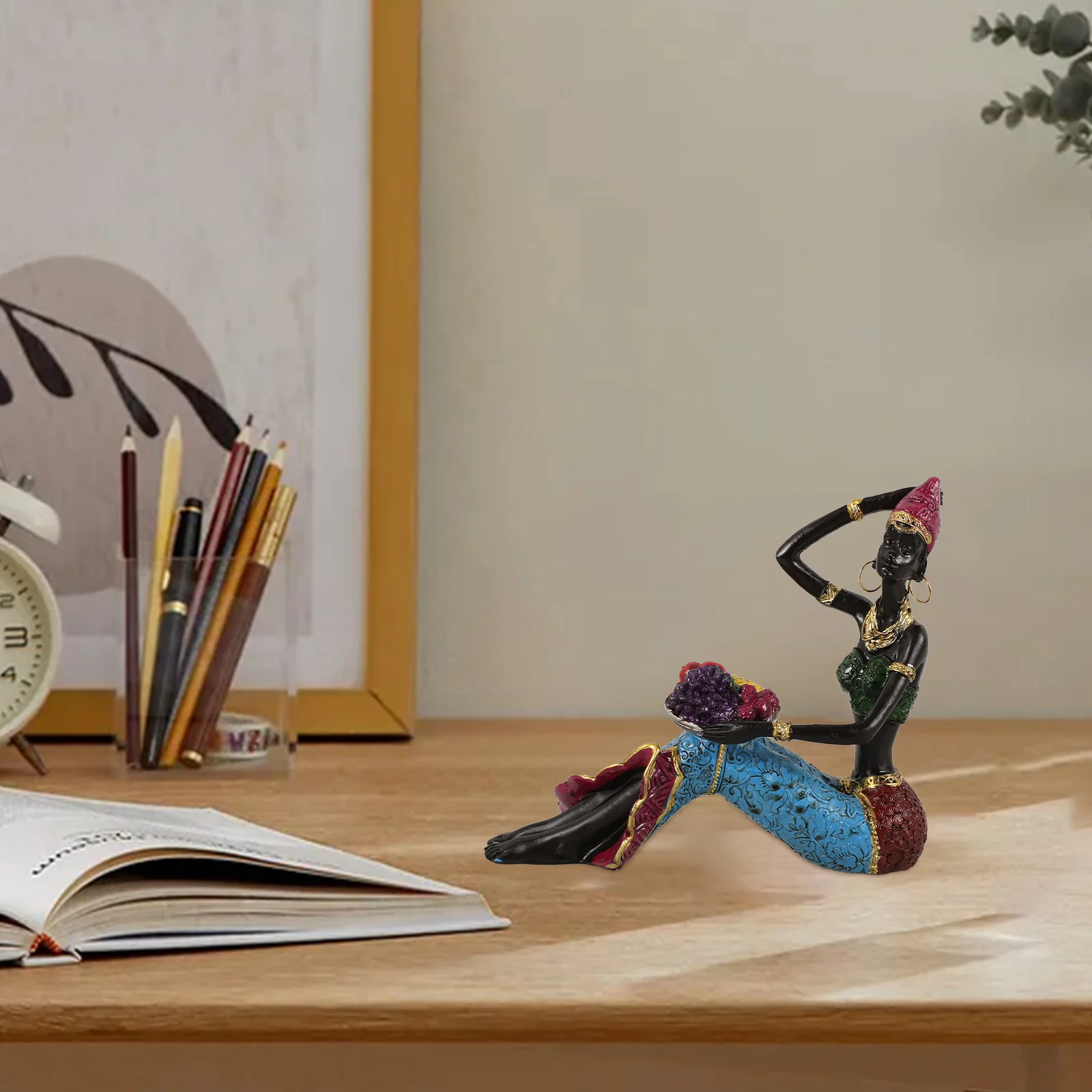 Статуя африканской женщины из смолы