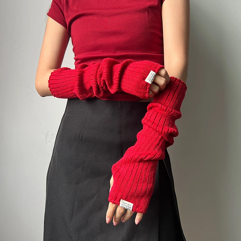 Красный вязаный чехол на руку в - Фотография_6