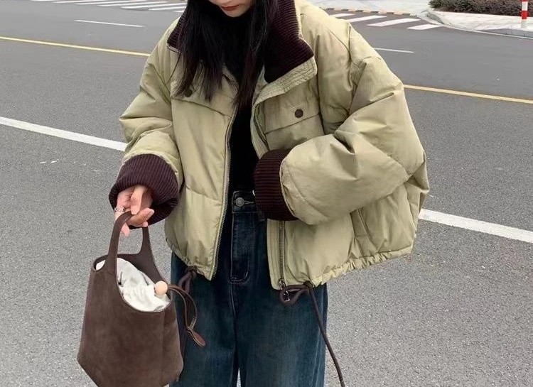 Короткий женский пуховик с воротником-стойкой и цветными блоками - Фотография_5