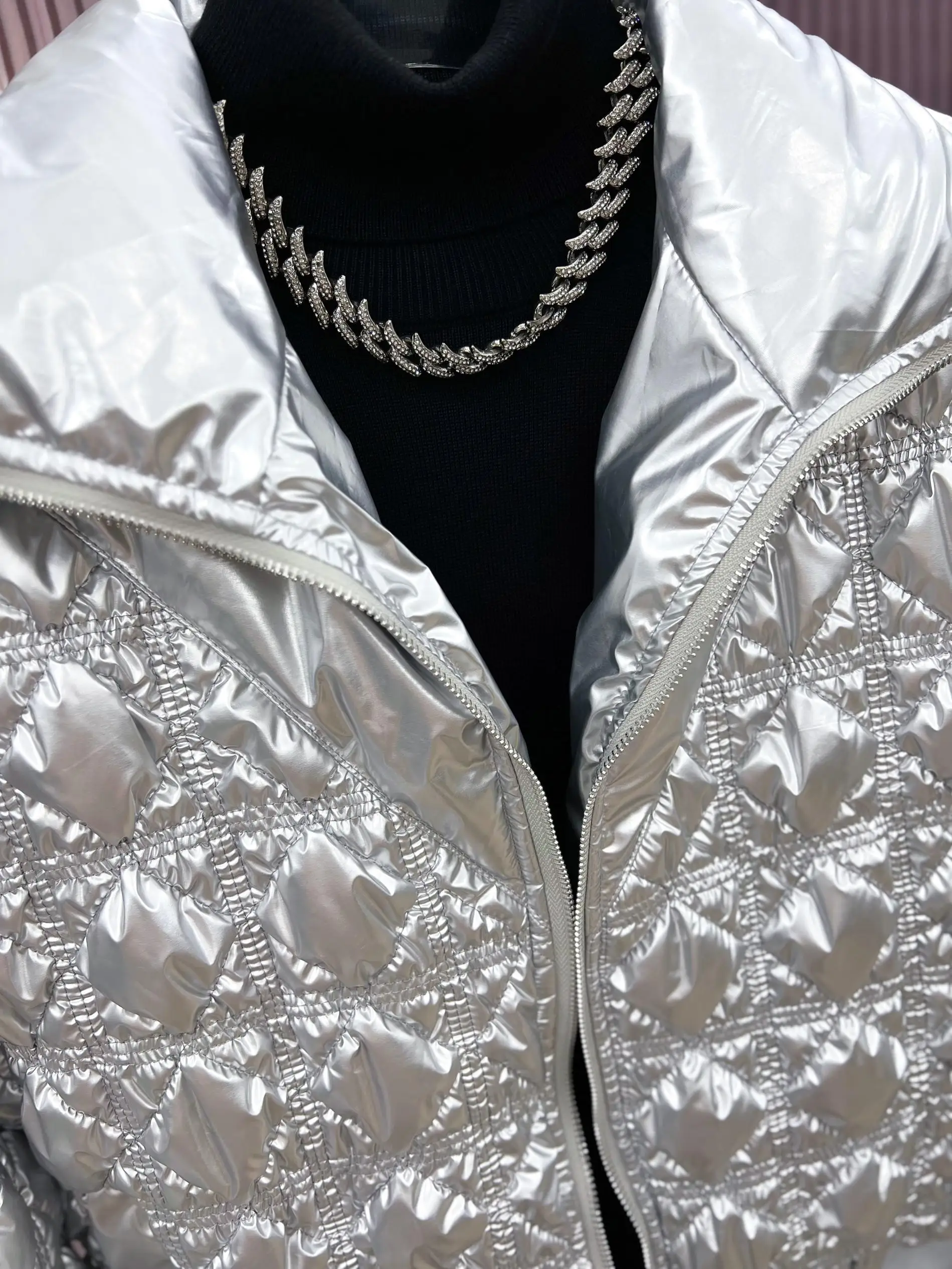 Сплошной цвет, глянцевые пуховики - Фотография_3