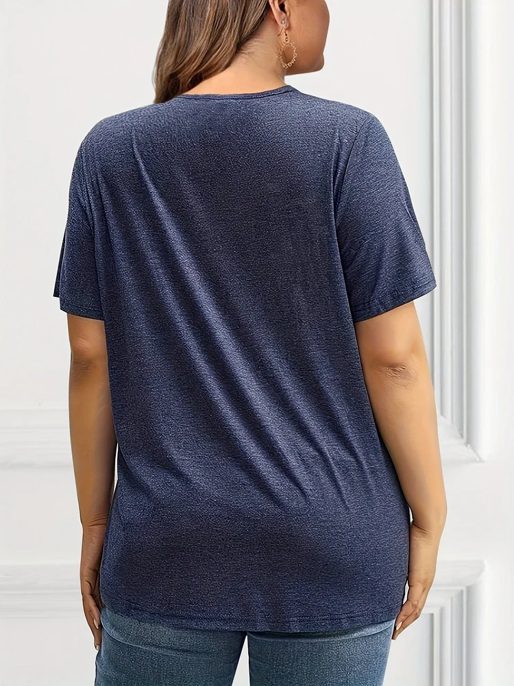 Женская футболка больших размеров с коротким рукавом и однотонным вырезом - Фотография_4