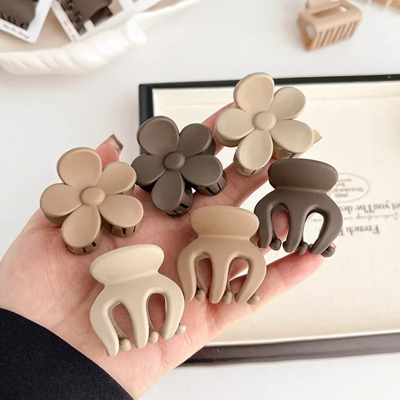 Маленькая заколка для волос кофейного