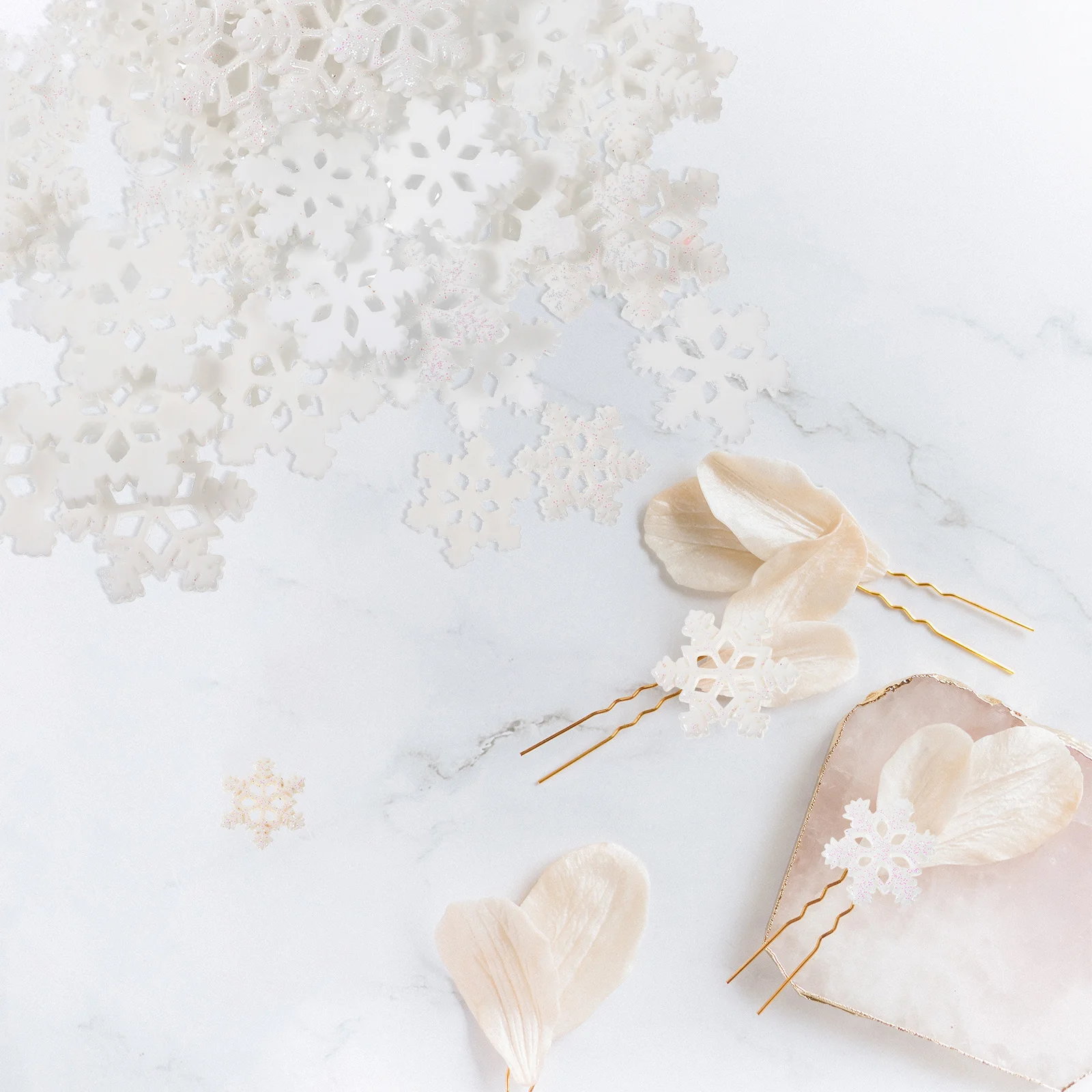 Подвески в виде снежинок