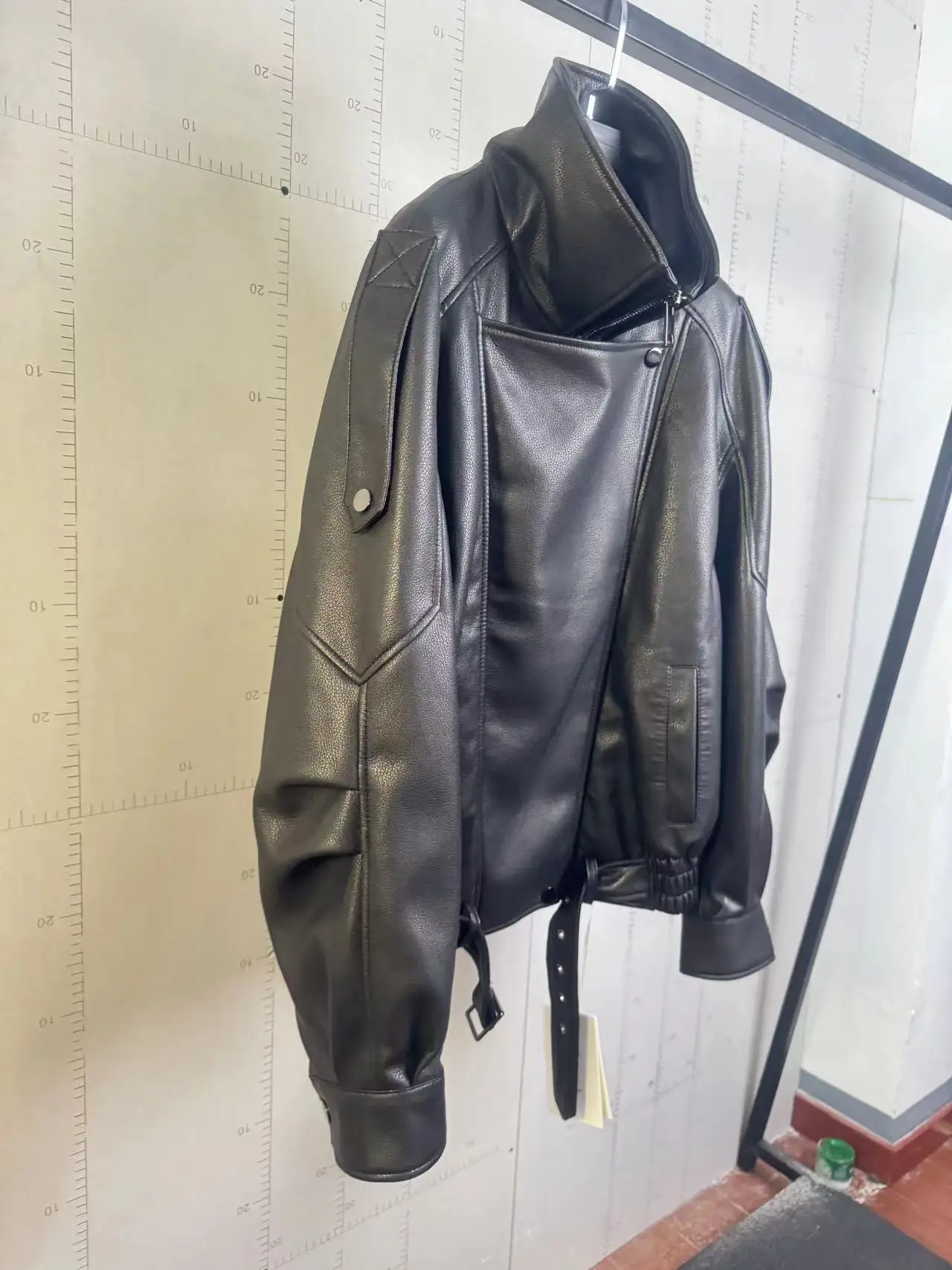 Новое модное женское короткое пальто из овчины из натуральной кожи - Фотография_3