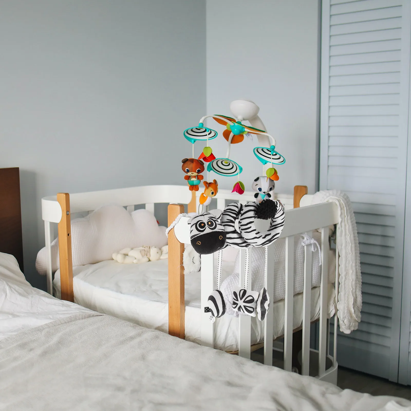 Черно-белая кровать с зеброй для новорожденных - Фотография_4