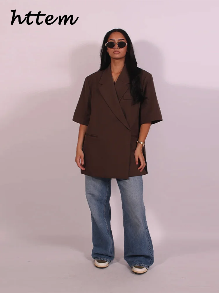 Повседневный женский костюм с разрезом на одной пуговице - Фотография_4