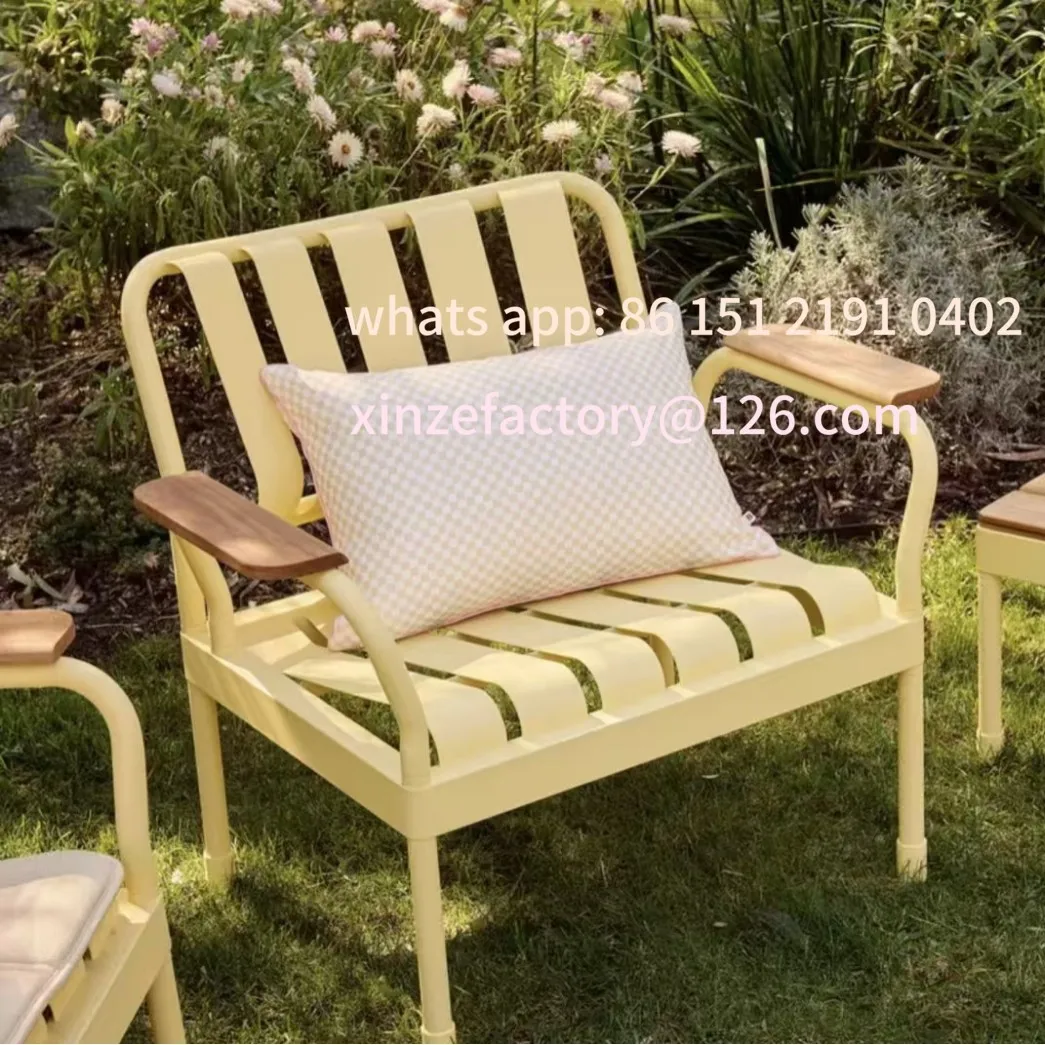 Настраиваемые металлические столы и стулья во дворе - Фотография_3