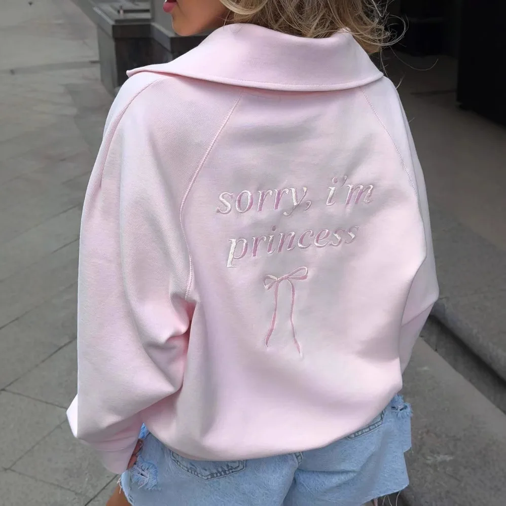 Женский свитшот с вышивкой букв и полумолнией