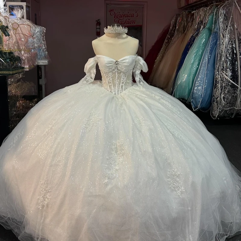 Белое блестящее бальное платье quinceanera