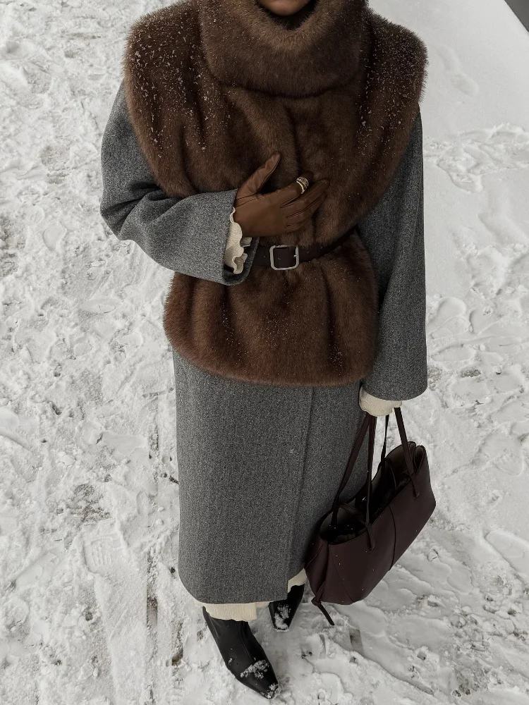 Черное роскошное пальто из искусственного меха