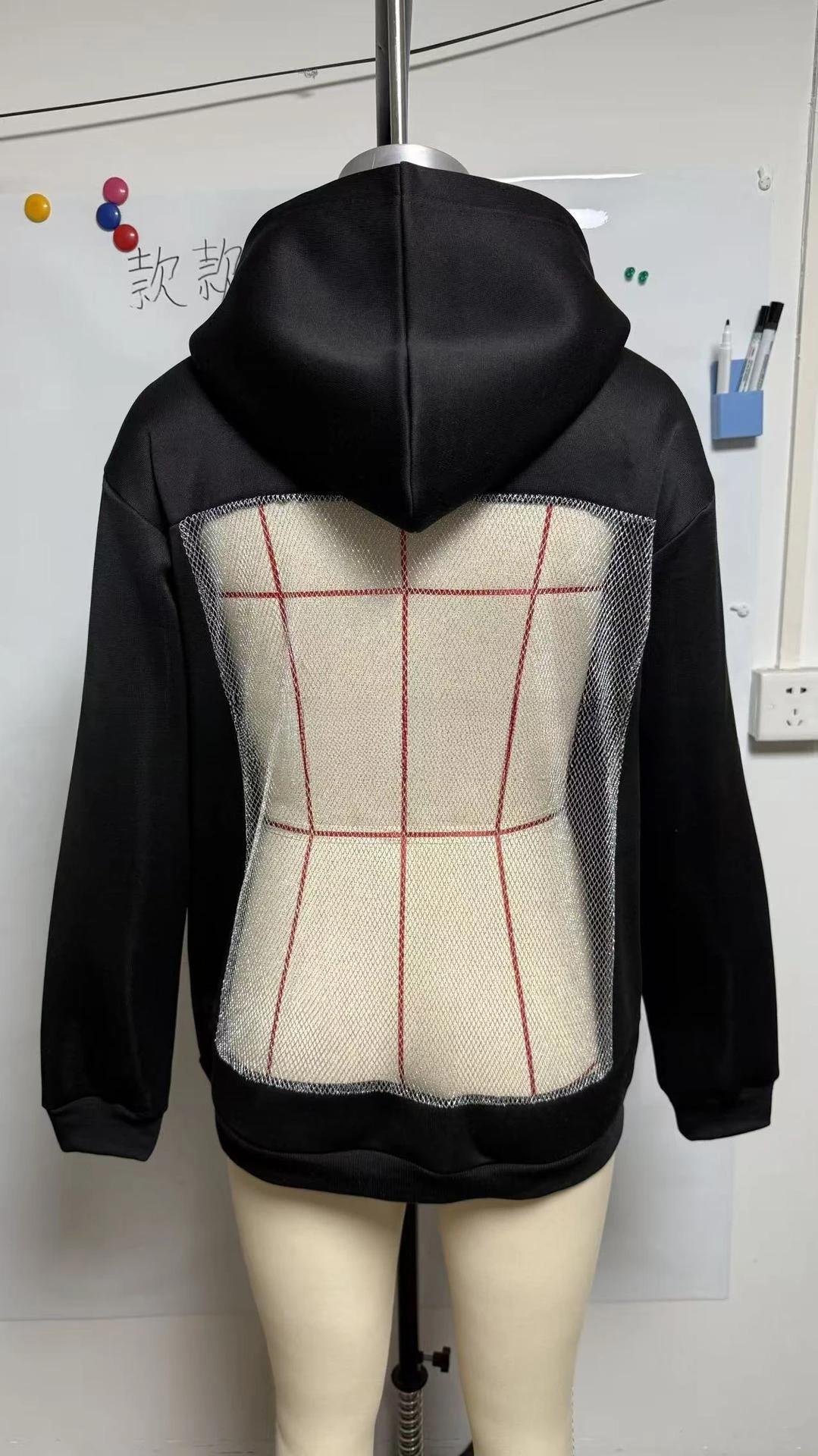 Толстовка с полой сеткой на спине - Фотография_4