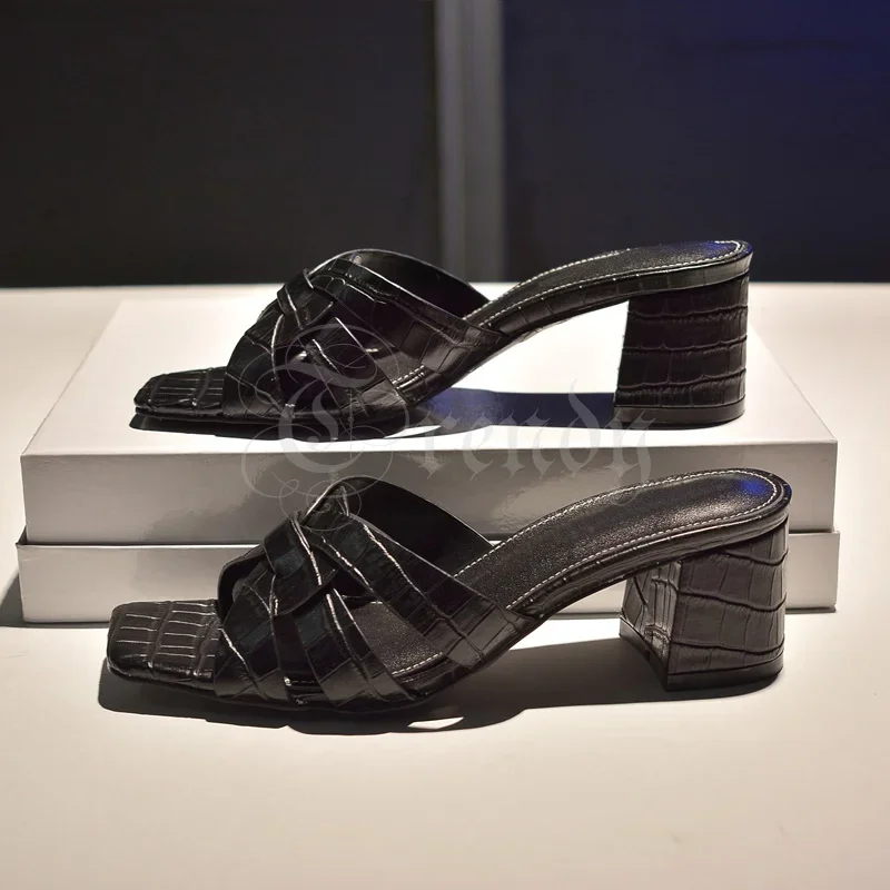 Красные кожаные сандалии с плетеным крестом - Фотография_3