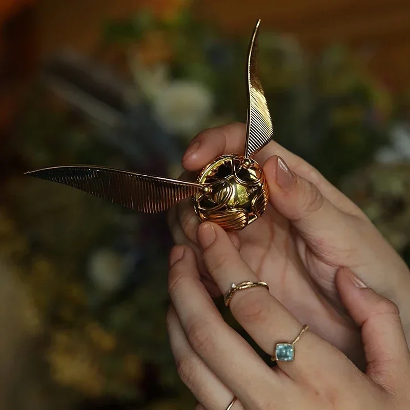 Золотая коробка для колец snitch с крыльями - Фотография_2