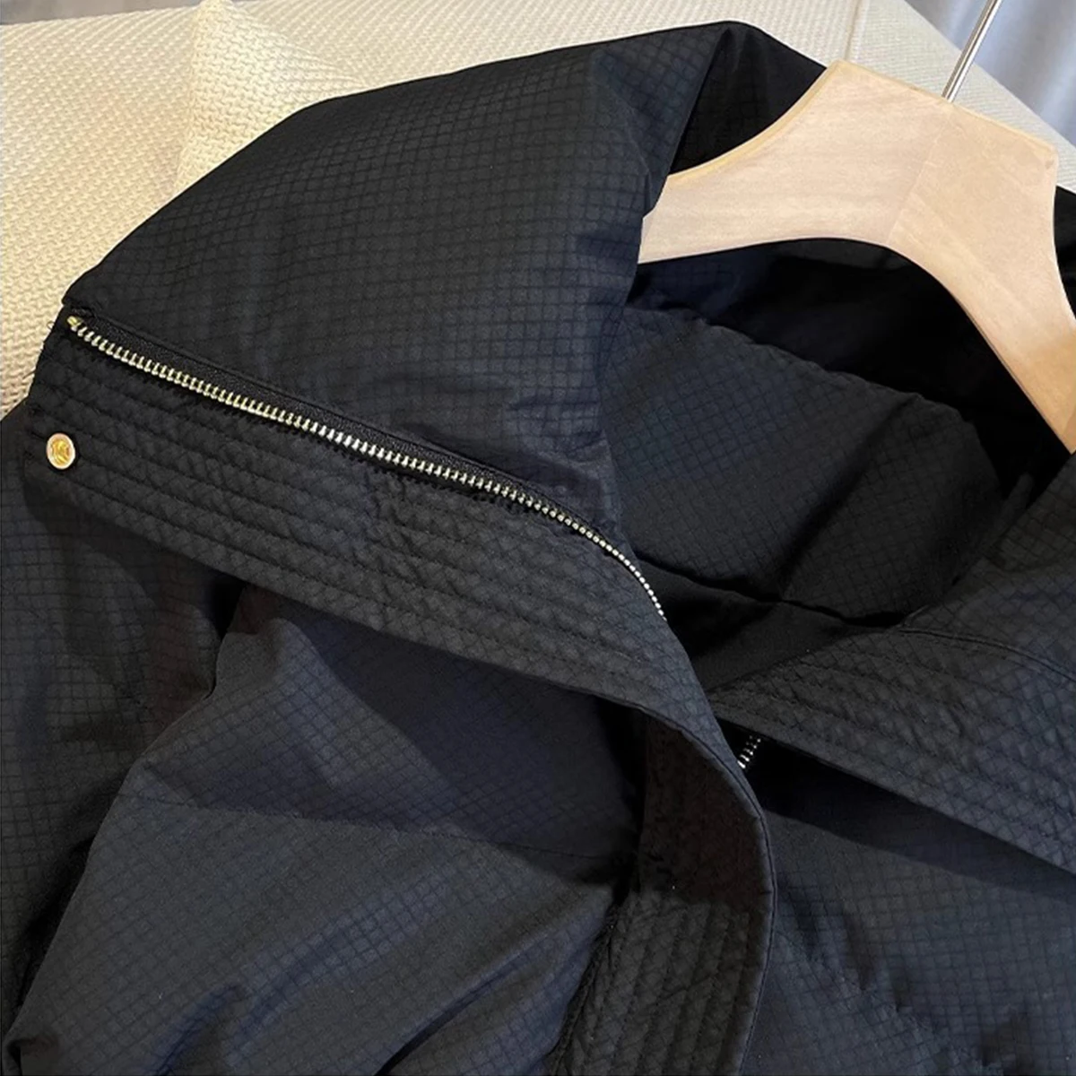 Зимняя утепленная куртка с коротким воротником-стойкой - Фотография_5