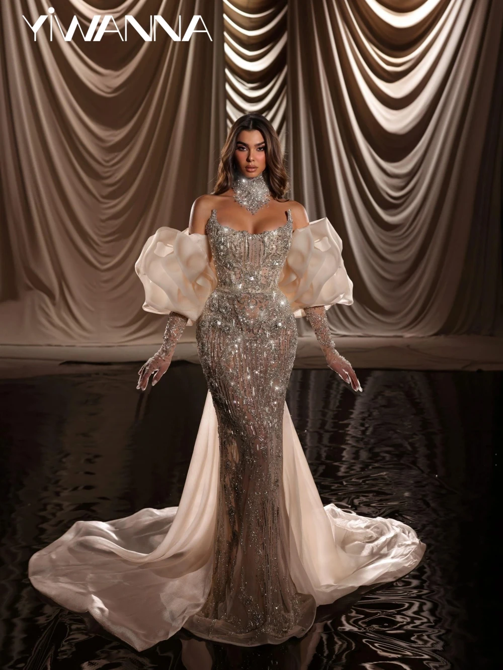 Мерцающее кружевное свадебное платье с вышивкой бисером