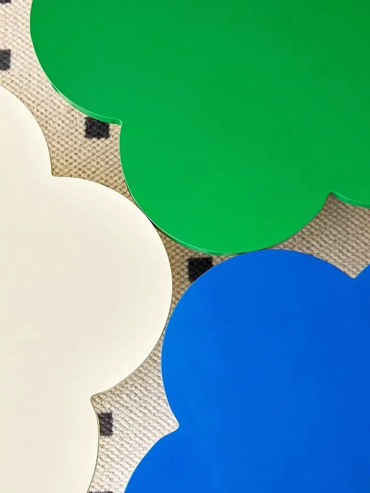 Журнальный столик специальной формы с скандинавским цветком - Фотография_5