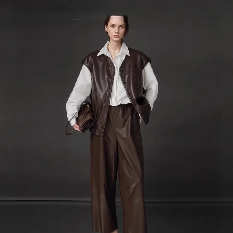 Женский кожаный жилет с большими карманами - Фотография_5