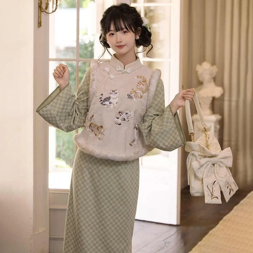 Жилет с вышивкой китайского кота