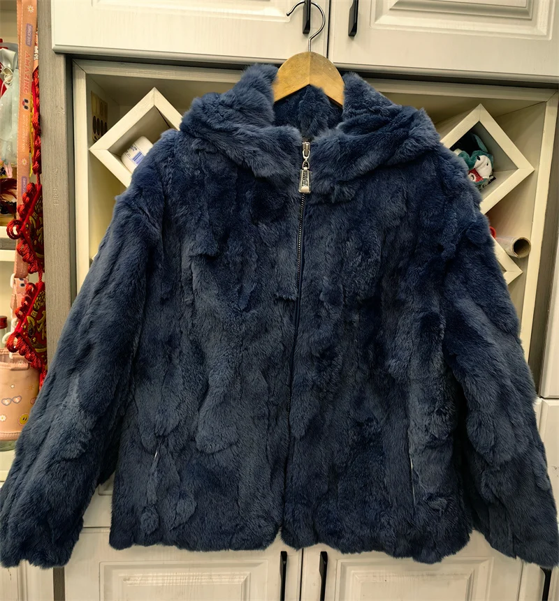 Женская зимняя свободная куртка с капюшоном на молнии из натурального меха - Фотография_5