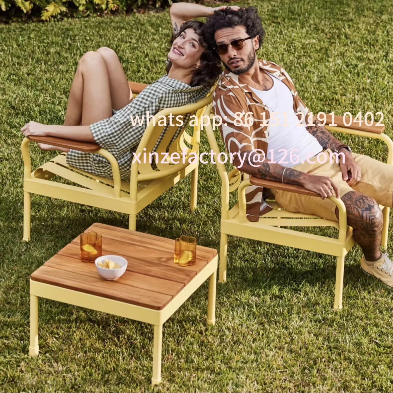 Настраиваемые металлические столы и стулья во дворе - Фотография_4